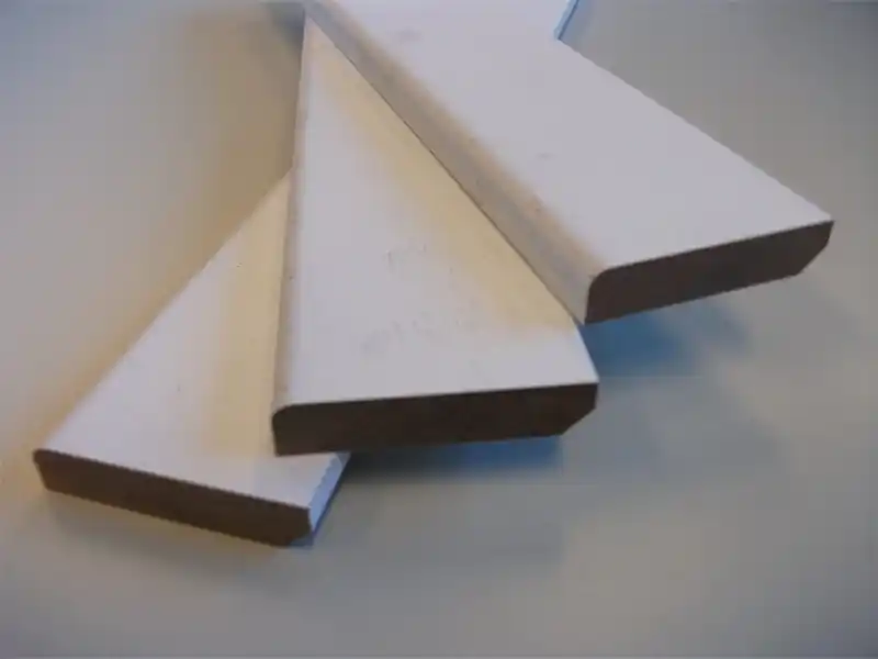 Plint vuren/grenen rondom gegrond 12x45 mm L=4900 mm FSC Mix 70% en gevingerlast 10 st/bdl